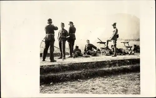 Foto Ak Schweizer Soldaten in Uniform, Sonnenschirme, Wiese, Schützen