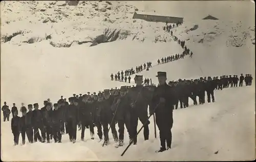 Foto Ak Marschkolonne Schweizer Soldaten im Gebirge im Winter, Uniformen, Alpenjäger