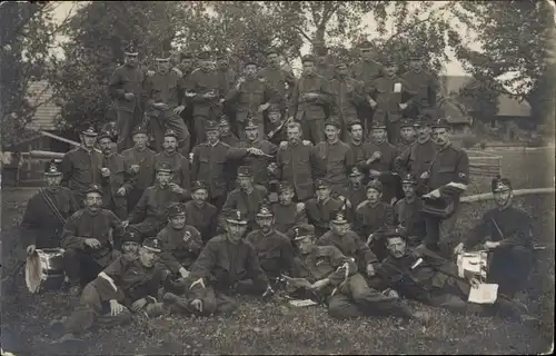 Foto Ak Gruppenbild Schweizer Soldaten in der Freizeit, Uniform, Trommler, Weinflaschen, Schützen