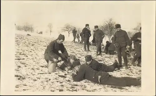 Foto Ak Schweizer Soldaten beim Suppe fassen auf einem Feld, Winter