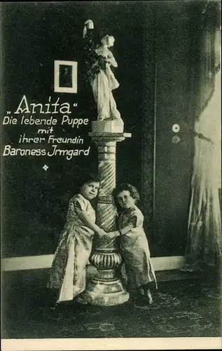 Ak Anita, Die lebende Puppe mit ihrer Freundin Baroness Irmgard, Liliputanerinnen