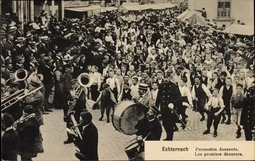 Ak Echternach Luxemburg, Procession dansante, Les premiers danseurs