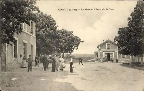 Ak Coincy Aisne, La Gare et l'Hotel de la Gare, Straßenpartie am Bahnhof, Anwohner