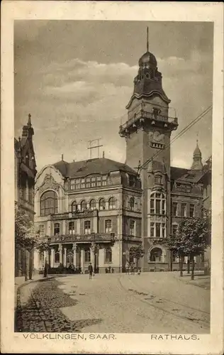 Ak Völklingen im Saarland, Blick auf das Rathaus, Straßenpartie 