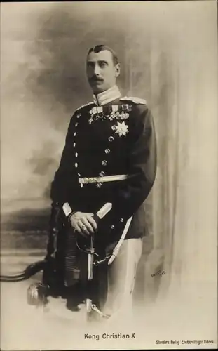 Ak König Christian X. von Dänemark, Standportrait in Uniform