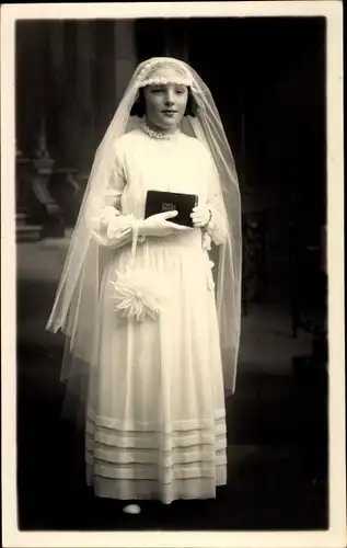 Foto Ak Mädchen zur Konfirmation, weißes Kleid, Schleier, Bibel
