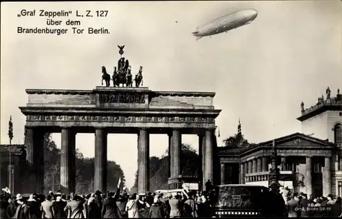 Ak Berlin Mitte, Graf Zeppelin über dem Brandenburger Tor, LZ 127, Luftschiff