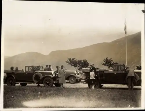Foto Automobile bei einer Rast auf einer Straße im Gebirge