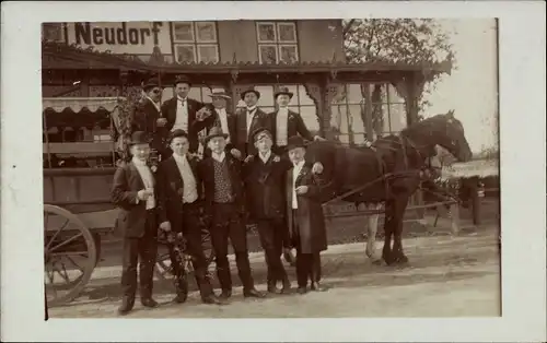 Foto Ak Neudorf Lütjenburg in Schleswig Holstein, Herren posieren vor Pferdekutsche