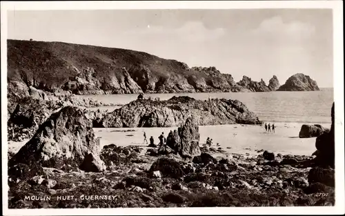 Ak Guernsey Kanalinseln, Moulin Huet, Blick auf den Strand mit Felsenpartie