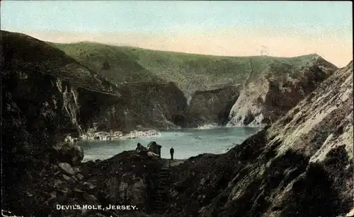 Ak Jersey Kanalinseln, View of the Devils Hole, Felsenpartie mit Blick auf Bucht