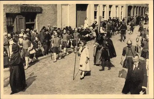 Ak Furnes Westflandern, Procession de Penitence, Le Portement de la Croix, Boetprocessie, Prozession