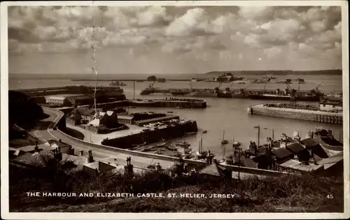 Ak St. Helier Jersey Kanalinseln, View of the Harbour and Elizabeth Castle, Blick auf Hafen und Burg