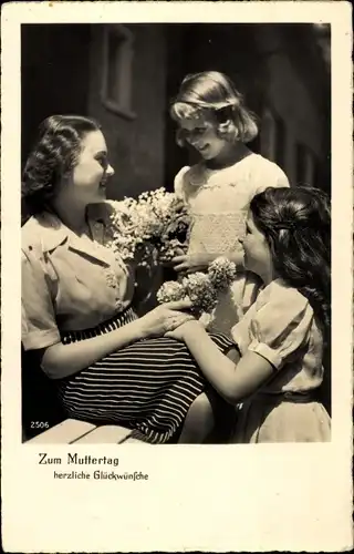 Ak Glückwunsch Muttertag, Töchter überreichen ihrer Mutter Blumen, Kinder Familie Gillmeier