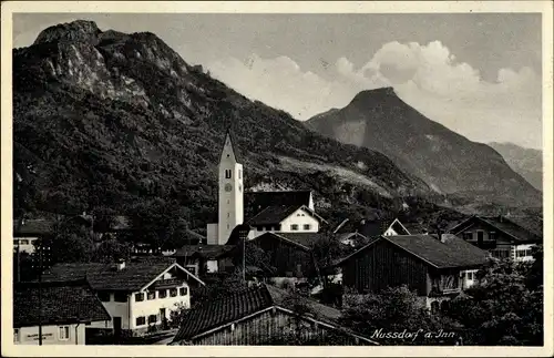 Ak Nußdorf am Inn im Kreis Rosenheim Oberbayern, Teilansicht des Ortes mit Kirche, Berge