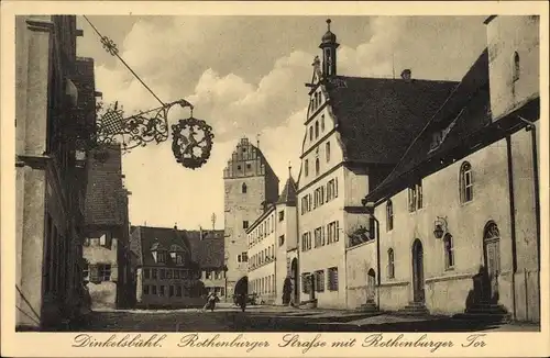 Ak Dinkelsbühl im Kreis Ansbach Mittelfranken, Blick in die Rothenburger Straße mit Rothenburger Tor
