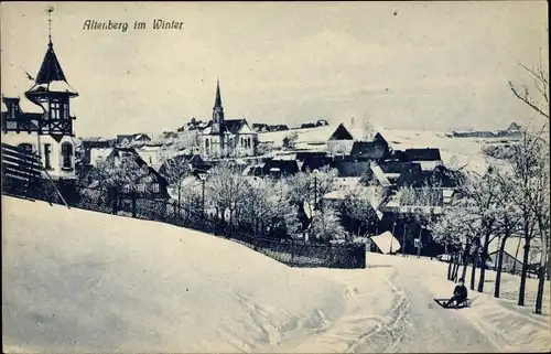 Ak Altenberg im Osterzgebirge, Blick auf Ortschaft im Winter, Junge mit Schlitten