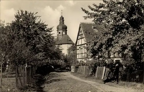 Ak Weißbach Schmölln in Thüringen, Wegpartie mit Blick zur Kirche, Fachwerkhaus