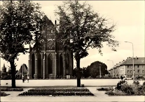 Ak Prenzlau in der Uckermark, Ernst Thälmann Platz und Marienkirche