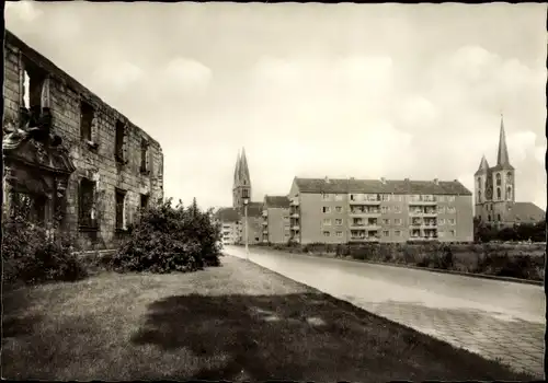 Ak Halberstadt in Sachsen Anhalt, Gerhart Hauptmann Straße mit Blick auf Dom und Martinikirche