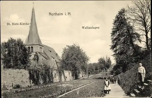 Ak Northeim in Niedersachsen, Blick auf die St. Sixti Kirche, Partie an den Wallanlagen