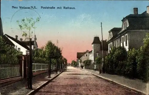 Ak Welzow Niederlausitz, Poststraße mit Rathaus, Straßenpartie