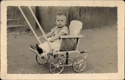 Foto Ak Kleinkind in einem Kinderwagen, Kinderportrait