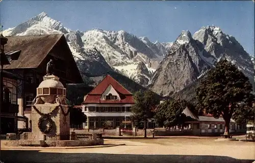 Ak Garmisch Partenkirchen in Oberbayern, Marktplatz mit Alp- und Zugspitze, Denkmal von Niedermeyr