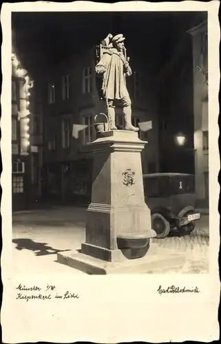 Ak Münster in Westfalen, Partie am Kiepenkerl Denkmal, bei Nacht, August Schmiemann