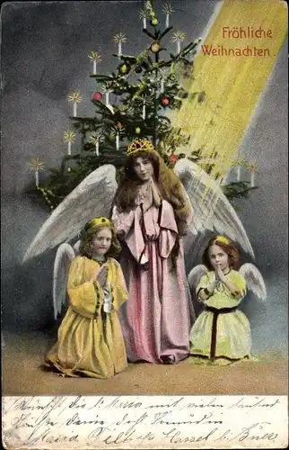 Ak Frohe Weihnachten, Betende Engel vor dem Weihnachtsbaum