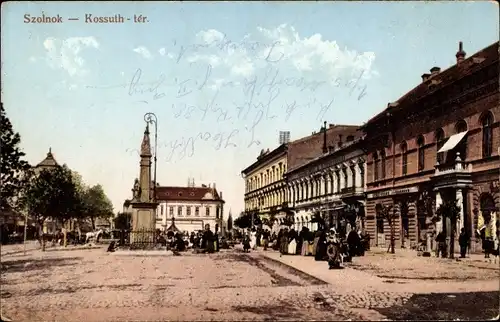 Ak Szolnok Sollnock Ungarn, Kossuth ter, Platz, Denkmal