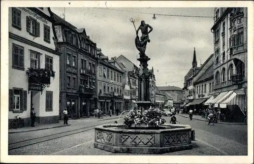 Ak Offenburg im Schwarzwald Ortenaukreis, Blick in die Hauptstraße, Brunnen, Apotheke