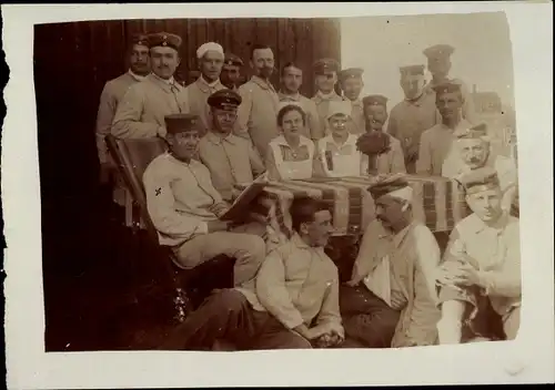 Foto Ak Deutsche Soldaten, Kriegslazarett, Verwundete, Bandagierter Arm, Krankenschwestern, I. WK