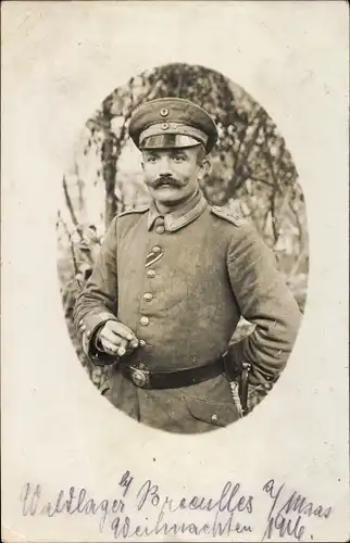 Foto Ak Deutscher Soldat in Uniform, Portrait, Schirmmütze, Zigarre, Knopfband, I. WK