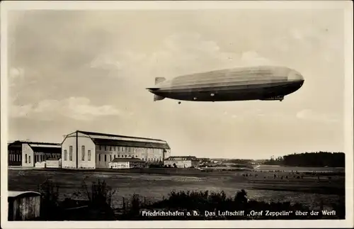 Ak Friedrichshafen am Bodensee, LZ 127, Luftschiff Graf Zeppelin über der Werft,Neue Luftschiffhalle