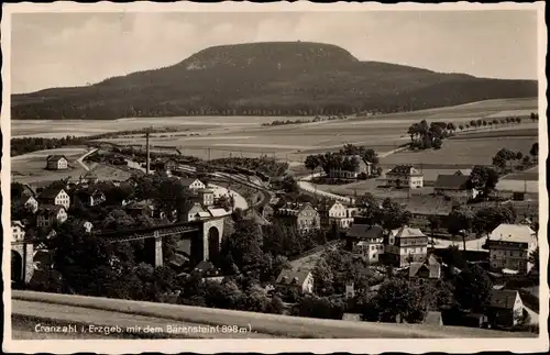Ak Sehmatal Cranzahl im Erzgebirge, Bahnstrecke, Eisenbahnbrücke, Panorama vom Ort