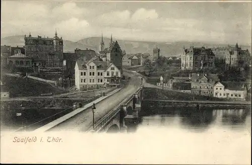 Ak Saalfeld an der Saale Thüringen, Blick über die Brücke auf die Stadt