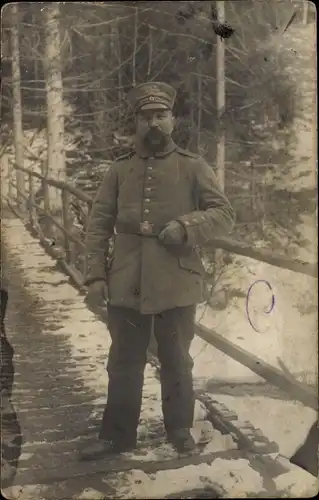 Foto Ak Deutscher Soldat in Uniform, Portrait, Schirmmütze, Schurrbart