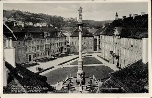 Ak Eichstätt in Oberbayern, Residenzplatz mit Mariensäule, Blick zur Willibaldsburg