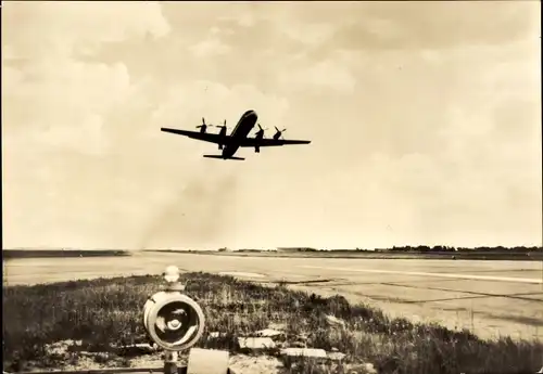 Ak Iljuschin IL-18, Flugzeug Typ Turboprop beim Abheben von der Startbahn, Interflug
