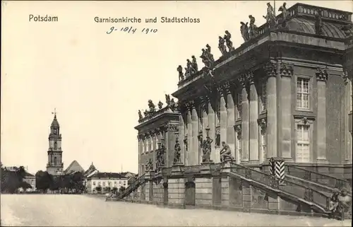 Ak Potsdam in Brandenburg, Blick auf Garnisonkirche und Stadtschloss, Skulpturen