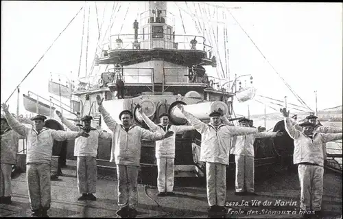 Ak Französisches Kriegsschiff, La Vie du Marin, Ecole des Signaura bras, Seeleute an Deck