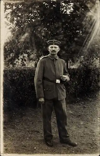 Foto Ak Deutscher Soldat in Uniform, Zigarre, Gürtelschnalle, I. WK