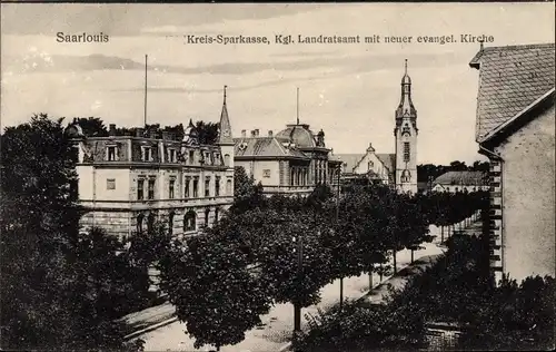 Ak Saarlouis im Saarland, Kreissparkasse, Kgl. Landratsamt, Neue ev. Kirche