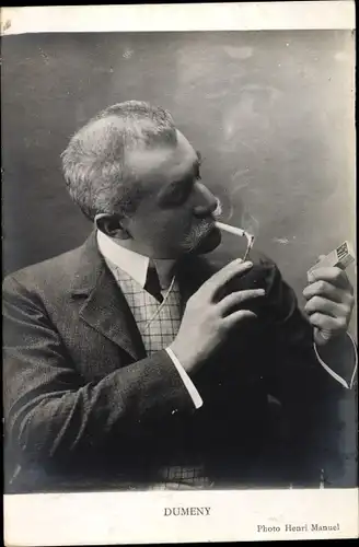 Ak Schauspieler Richomme Camille Georges Dumeny, Mann zündet sich eine Zigarette an, Streichhölzer