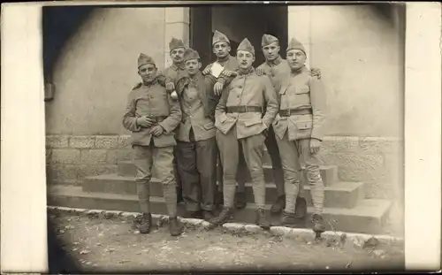 Foto Ak Französische Soldaten in Uniform, Kragenspiegel und Mützen mit Regimentnummer 155, I. WK