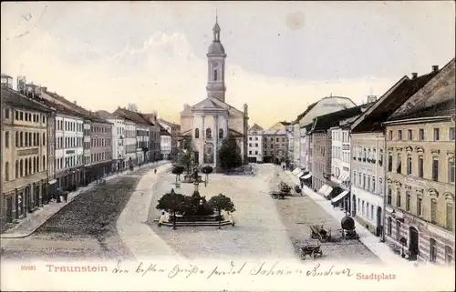 Ak Traunstein in Oberbayern, Stadtplatz mit Blick zur Kirche, Denkmal