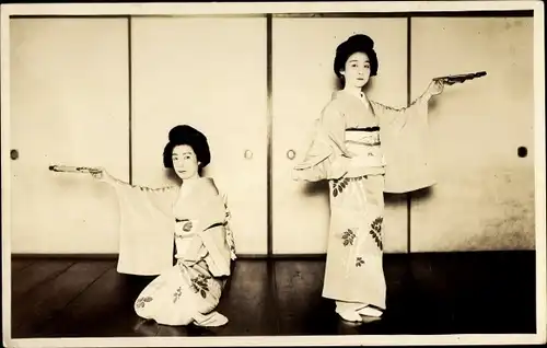 Foto Ak Japan, Zwei Japnerinnen in Kimonos, Tanz mit Fächern, Geishas