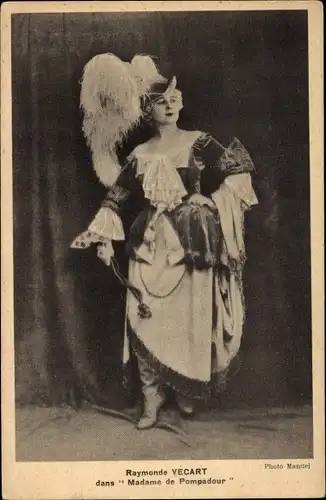 Ak Opernsängerin Raymonde Vecart als Madame de Pompadour, Standportrait