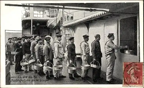 Ak La Vie du Marin, distribution de la soupe, Seeleute bei der Essensausgabe an Bord